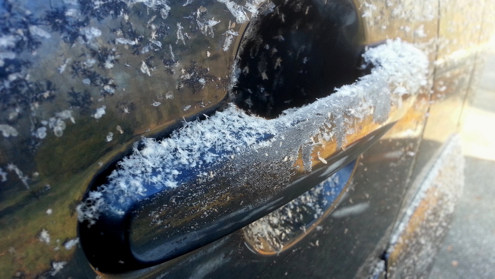 Tür gefroren, Batterie leer: Fünf frostige Autonotfälle und was Sie dagegen  tun können